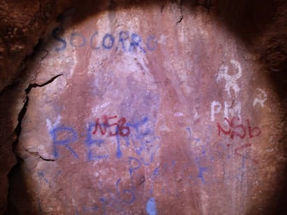 Foto sobre los da&ntilde;os en las pinturas rupestres de la Cueva de la Victoria, remitida por el Ayuntamiento.