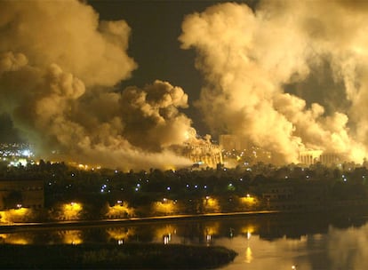 Bagdad, 20-3-2003. El Ejército de EE UU lanza el ataque contra Irak después meses de tira y afloja diplomático para parar la guerra. Las cadenas de televisión muestran las primeras imágenes de la capital iraquí bajo las bombas mientras Sadam promete una fiera resistencia al agresor.