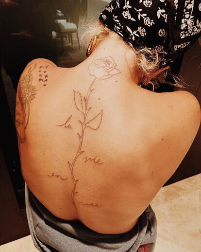 EL TATUAJE. A mediados de febrero, pocos días antes de la ceremonia de los Oscar (en la que estaba doblemente nominada), Lady Gaga anunciaba a través de su representante que había roto con su prometido, Christian Carino. Mientras tanto, Gaga decidía celebrar el día de San Valentín a su manera: "Feliz día de San Valentín. Un brindis con tatuaje para 'La vie en rose'. Mi columna vertebral ahora es una rosa".