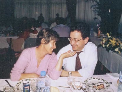 Vicente Lemos Haya, de 51 años, directivo de la empresa Pescanova, y su esposa, Rosa Gil Blanco, de 53, en una foto del álbum familiar.