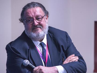 Jorge F. Hernández en la Feria internacional del Libro de Guadalajara en 2019.