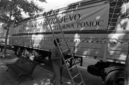 Camión de un convoy de ayuda humanitaria listo en agosto de 1995 para salir desde Barcelona hacia Sarajevo.