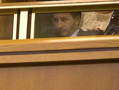 El presidente del PNV, Josu Jon Imaz, sigue la intervención de Ibarretxe en la Cámara vasca desde la tribuna de invitados.