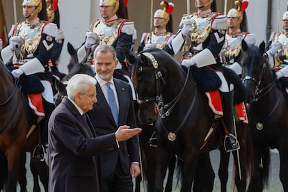 El rey Felipe VI junto al presidente de la Repblica Italiana, Sergio Mattarella durante la recepcin oficial en el Palacio del Quirinal.