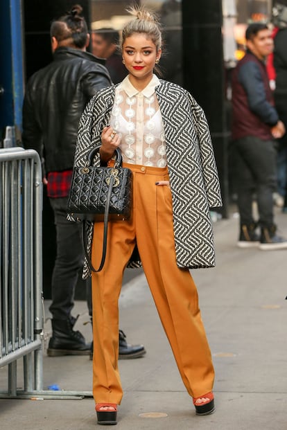 Sarah Hyland eligió este estilismo para acudir al programa de televisión Good Morning America. Nos gusta cómo ha mezclado blusa de DKNY, pantalones palazzo de la firma Issa, abrigo bicolor de Alice + Olivia y bolso Lady Dior.