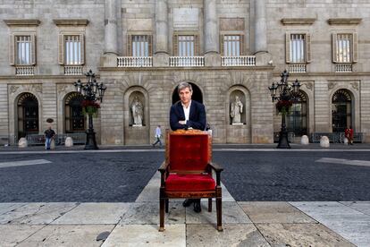 El candidat del PP a Barcelona, Alberto Fernández Díaz, posa darrere la cadira. És potser aquella tendència a la segona fila, a ser l'etern alcaldable, el que el porta a quedar-se dret. Durant l'entrevista va afirmar que “s’hauria de sancionar Trias i Mas pel fet de tenir pisos buits”.