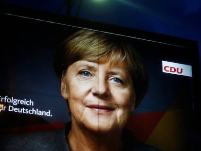 Cartel electoral que muestra a la candidata del CDU, Angela Merkel.