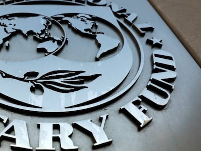 Placa del Fondo Monetario Internacional en su sede de Washington, Estados Unidos. 