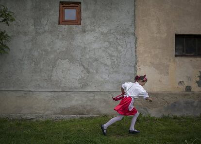 El Ministerio de Asuntos Exteriores y Comercio y el Servicio de Beneficencia Reformada de Hungría han lanzado medidas para ayudar a los niños transcarpánicos. En la foto, una niña corre en el patio de su casa en Beregardo, en Transcarpatia (Ucrania), el 5 de mayo de 2017.