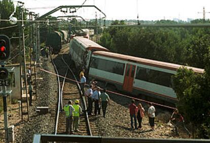 El tren de pasajeros descarriló tras colisionar por la parte trasera con el de mercancías.