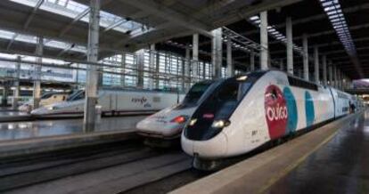Trenes de alta velocidad de Renfe y Ouigo en la estación madrileña de Atocha.