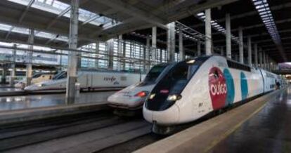 Trenes de alta velocidad de Renfe y Ouigo en la estación madrileña de Atocha.