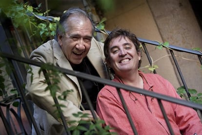 Joan Margarit y Luis García Montero (a la derecha) en el jardín del Ateneo Barcelonés, antes de la lectura de poemas.