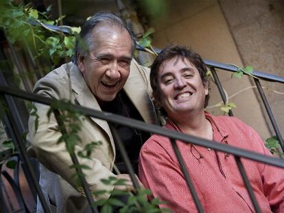 Joan Margarit y Luis García Montero (a la derecha) en el jardín del Ateneo Barcelonés, antes de la lectura de poemas.