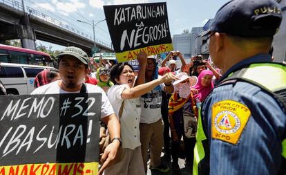 Cientos de personas protestan este martes frente a la sede de la Policía Nacional de Filipinas en Quezon (Filipinas). Los activistas de derechos humanos han exigido justicia por el caso de las 14 personas, sospechosas de tener vínculos con rebeldes comunistas, que murieron en operaciones policiales realizadas en la provincia de Negros, en el centro de Filipinas.