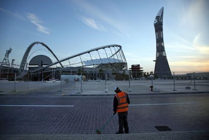 Un operario realiza labores de limpieza en Doha