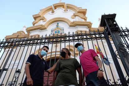 Tres jóvenes marroquíes ante la plaza de toros de Melilla, el pasado martes.