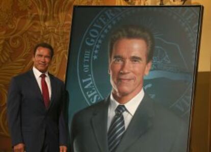 Schwarzenegger posa con su retrato, el lunes en Sacramento.