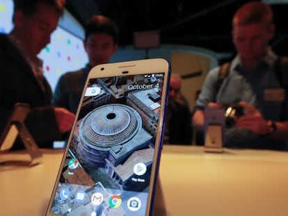 Varias personas prueban el nuevo tel&eacute;fono inteligente Pixel de Google durante un acto en San Francisco, California.