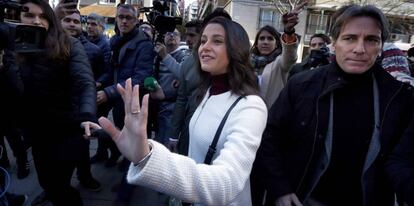 La candidata de Ciutadans a la Generalitat, Inés Arrimadas, arribant al col·legi per votar.