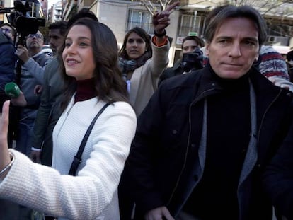 La candidata de Ciutadans a la Generalitat, Inés Arrimadas, arribant al col·legi per votar.