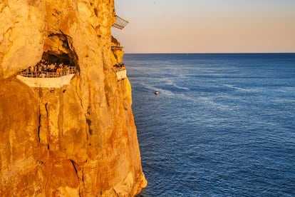 De junio a octubre, el disco-bar Cova d'en Xoroi se abre al mar en un acantilado de la costa sur de Menorca.