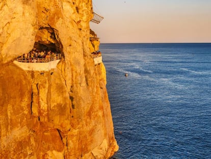 De junio a octubre, el disco-bar Cova d'en Xoroi se abre al mar en un acantilado de la costa sur de Menorca.