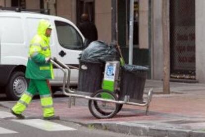 Un empleado del servicio de limpieza urbana de Madrid