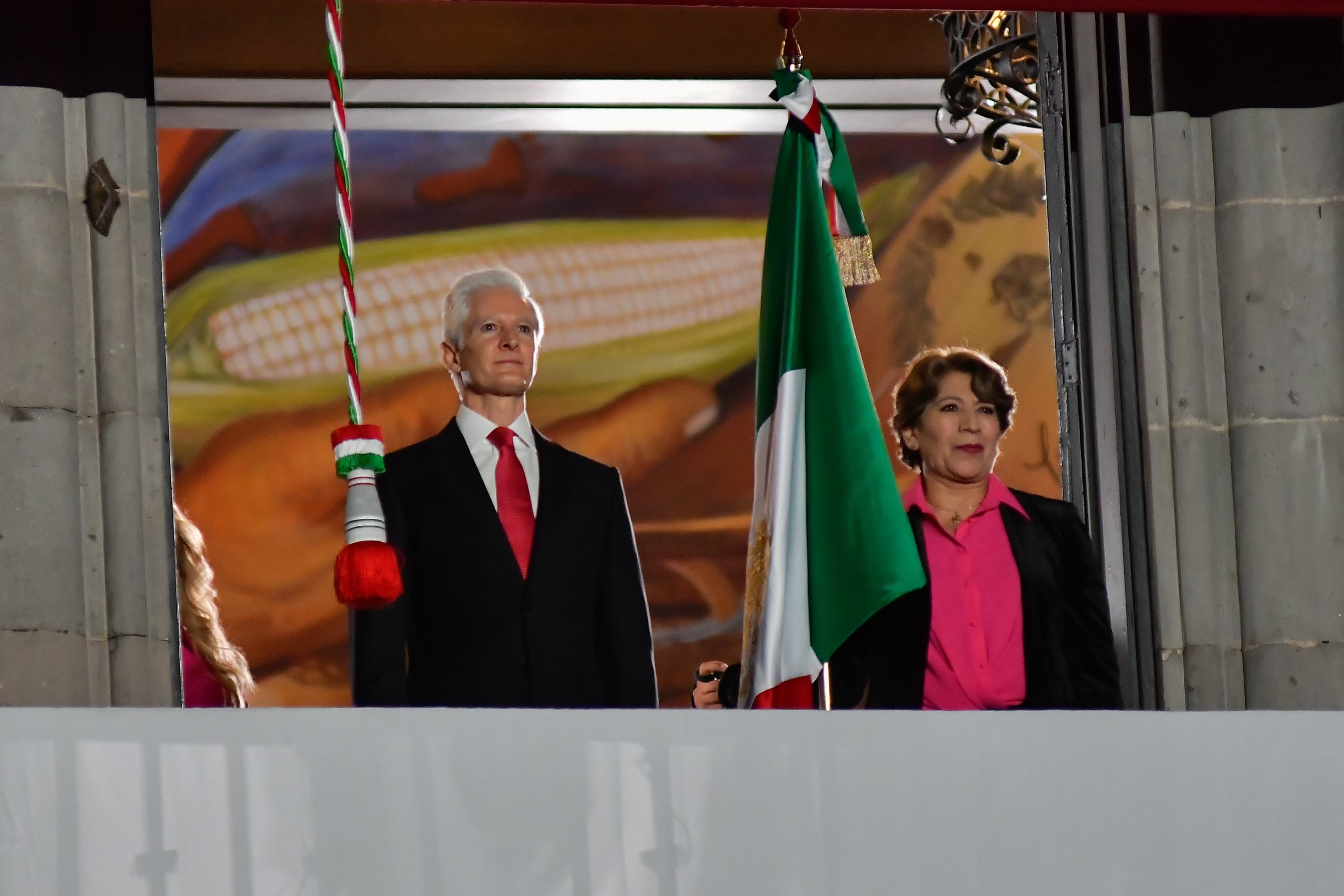 El priísta Alfredo del Mazo junto a Delfina Gómez, de Morena, que le reemplazó como gobernadora, en septiembre en Toluca (Estado de México).