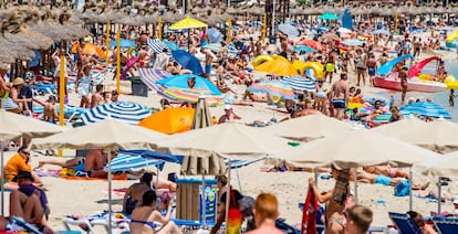 Turistas en la playa de Magaluf (Mallorca)