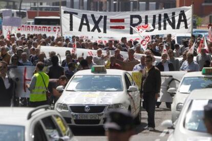Manifestación de taxistas ayer en el paseo del Prado para protestar contra la nueva regulación del sector.