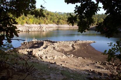 Embalse de Eiras, en Fornelos de Montes (Pontevedra), v&iacute;ctima de la sequ&iacute;a. 