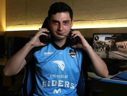 Óscar 'Mixwell' Cañellas, el mejor jugador español del videojuego Counter Strike Go, en la sede de Movistar Riders en Matadero (Madrid).