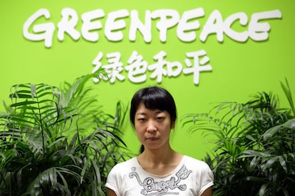 Deng Ping, coordinadora en Greenpeace China de un controvertido estudio sobre la principal minera del mundo, posa en la sede de la ONG en Pekín.