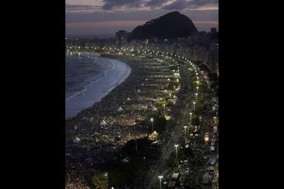 Vista general de la playa de Copacabana donde han acampado miles de fieles para participar en la vigilia.