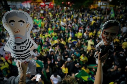 Apoiadores de Bolsonaro exibem boneco do ex-presidente Lula com roupa de presidiário na avenida Paulista na noite deste domingo, 28