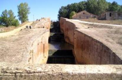 Un tramo del Canal de Castilla cercano a la localidad palentina de Frmista. EFE/Archivo