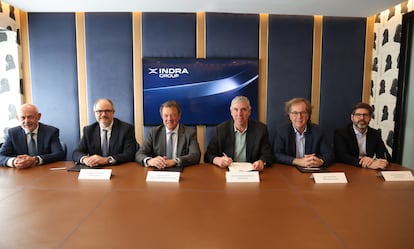 De izquierda a derecha: Javier Abajo, adjunto al directo general de Tess; Fernando Fernández, CEO de EM&E; Juan Escriña, director general de GDELS-SBS; José Vicente de los Mozos, CEO de Indra; Ibon Aperribay, consejero de Sapa y Manuel Escalante, presidente de Tess.