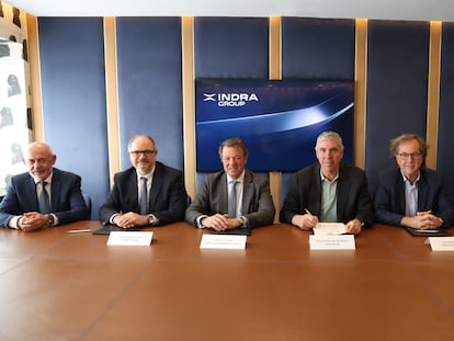 De izquierda a derecha: Javier Abajo, adjunto al directo general de Tess; Fernando Fernández, CEO de EM&E; Juan Escriña, director general de GDELS-SBS; José Vicente de los Mozos, CEO de Indra; Ibon Aperribay, consejero de Sapa y Manuel Escalante, presidente de Tess.