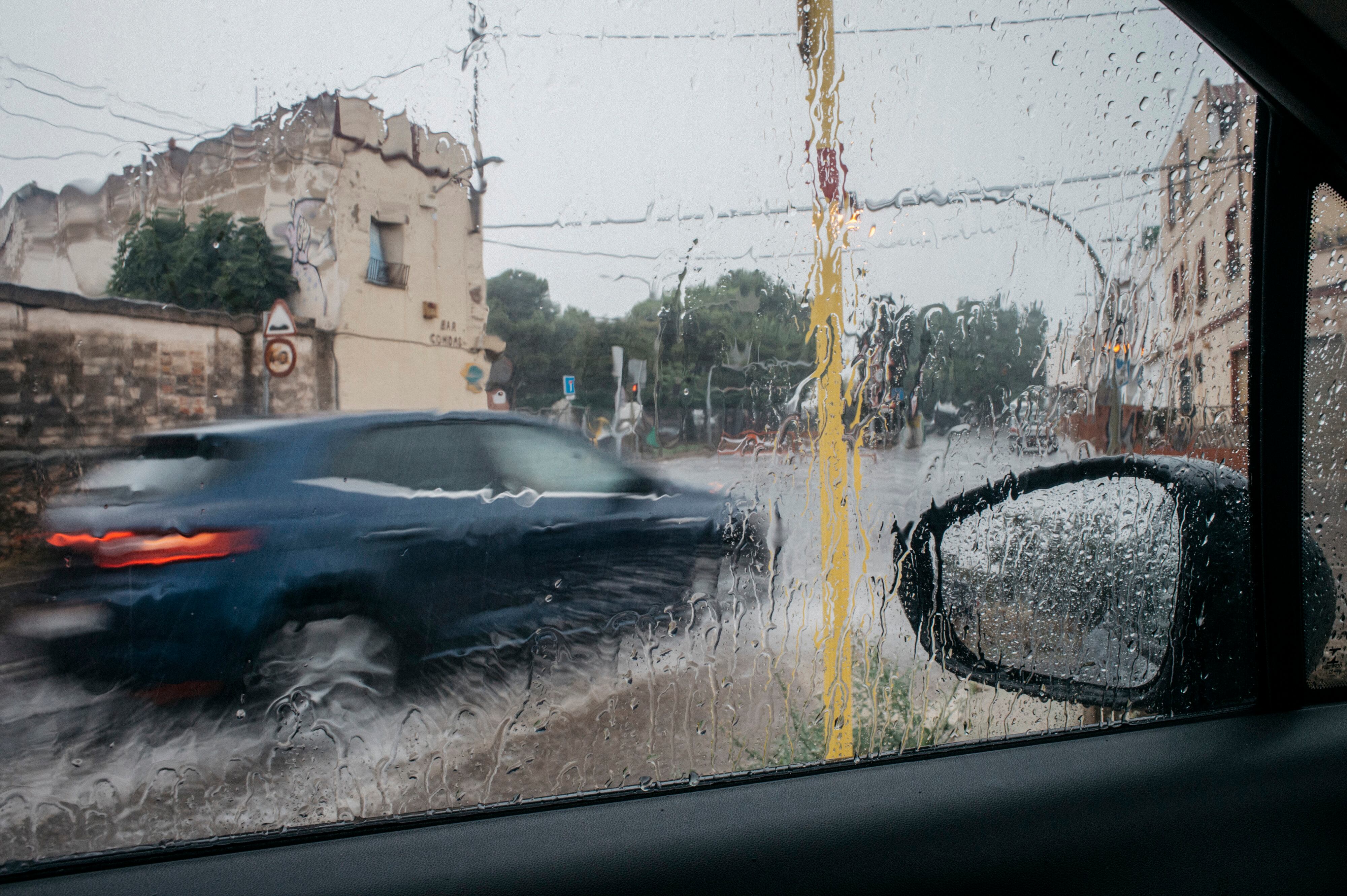 Un coche circula bajo la lluvia, el sábado, en Castellón.