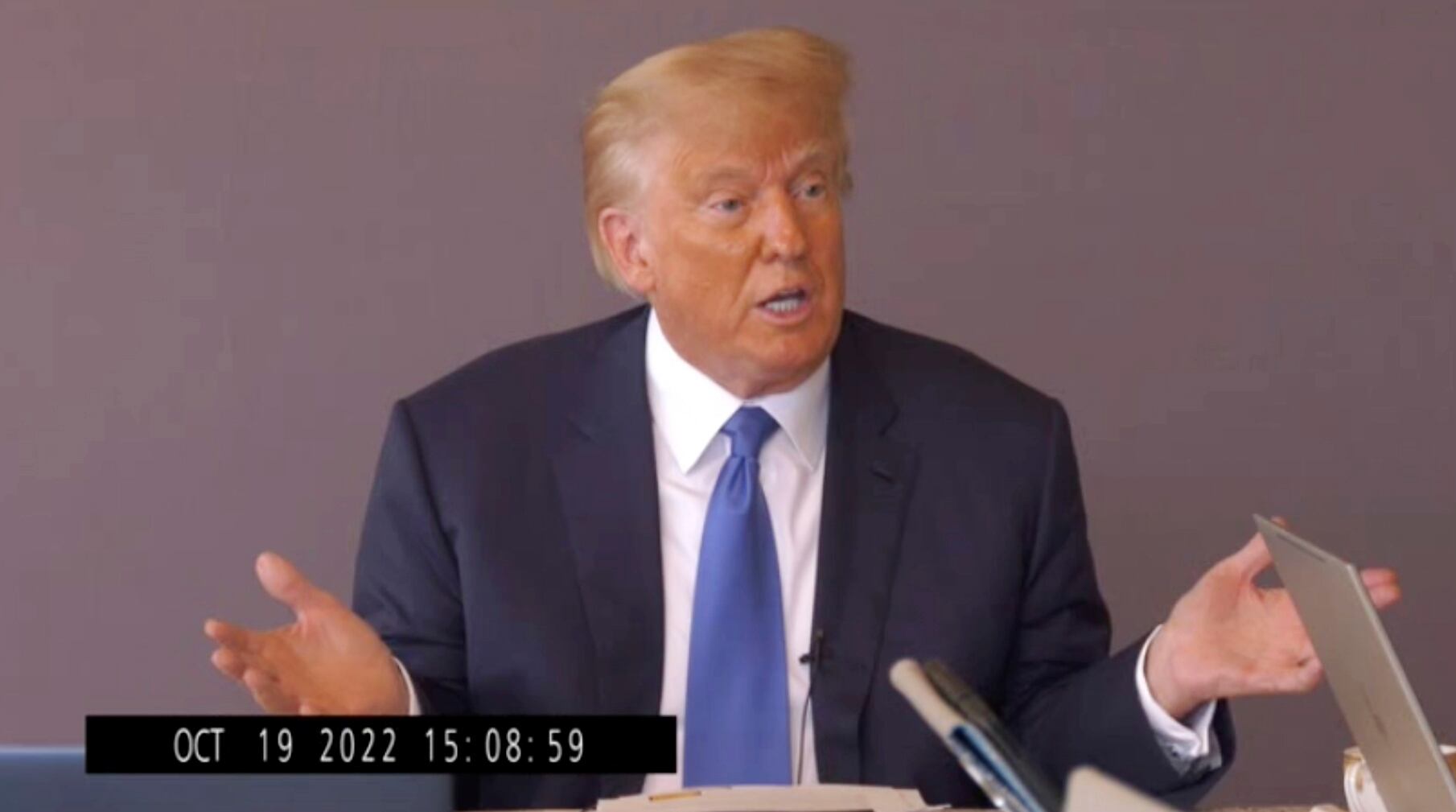 Imagen del video publicado por Kaplan Hecker & Fink del expresidente Donald Trump, donde responde preguntas durante su declaración, el 19 de octubre de 2022. 