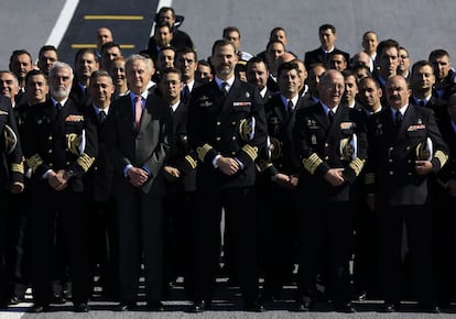 El príncipe Felipe y el ministro de Defensa, Pedro Morenés, posan con la tripulación del 'Príncipe de Asturias' antes de la partida de su viaje hacia el desguace.