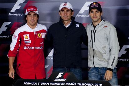 Fernando Alonso, Pedro de la Rosa y Jaime Alguersuari, ayer en Montmeló.