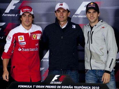 Fernando Alonso, Pedro de la Rosa y Jaime Alguersuari, ayer en Montmeló.