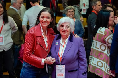 La portavoz socialista en el Ayuntamiento de Madrid, Reyes Maroto, con Paquita Sauquillo, presidenta del PSOE en Madrid.