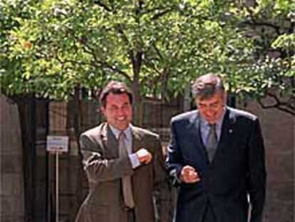 Francesc Homs (derecha) y el conseller en cap, Artur Mas.