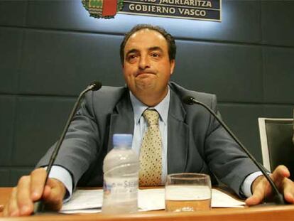 El consejero, Gonzalo Sáenz de Samaniego, durante la rueda de prensa de ayer.