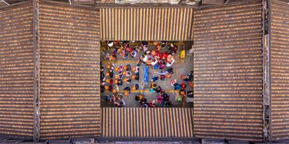 Vista aérea que muestra a devotos budistas durante los rezos en el templo del parque Liwan, durante la celebración del Año Nuevo Lunar en Guangzhou (China). 