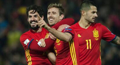 Monreal (c) celebra con Isco y Vitolo.