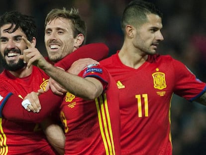 Monreal (c) celebra con Isco y Vitolo.